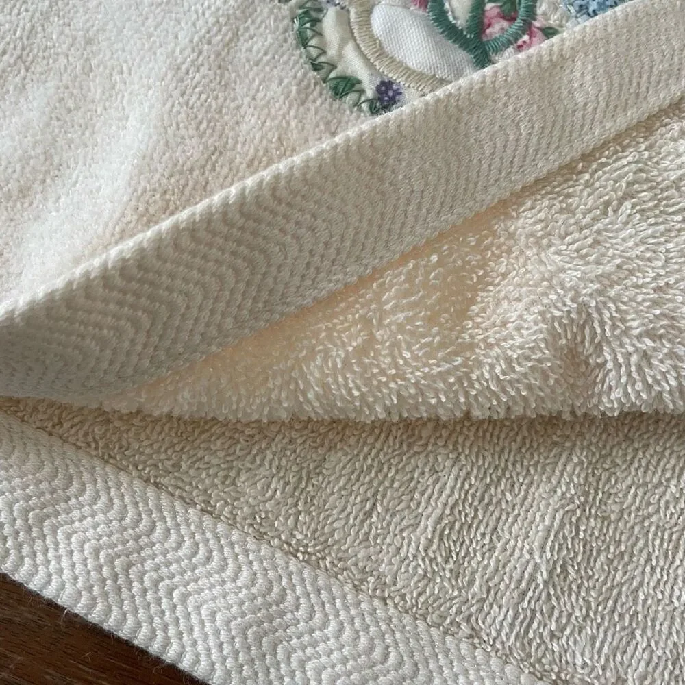 Vintage 80s Set Applique Embroidered Quilted Bath Hand Towel Washcloth Cream Pin